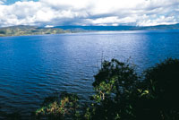 La laguna La Cocha rodeada por montaas volcnicas vierte sus aguas a la cuenca amaznica por el ro Guamus