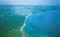 La península de Barú, conocida también como isla Barú, separa las bahías de Cartagena y Barbacoas y es uno de los lugares mejor conservados del área.