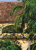El esplendor de la arquitectura colonial , que se ha mantenido intacto hasta ahora en Santa Cruz de Mompox, hizo a la ciudad merecedora del título de Patrimonio histórico y cultural de la humanidad.