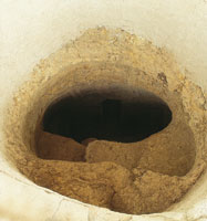 Dentro de la cmara de los hipogeos de Tierradentro, decorados con formas geomtricas y figuras antropomorfas, se inclua el ajuar funerario que acompaara al muerto en su ltimo viaje.