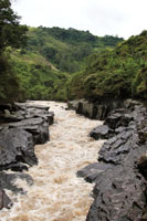 El caudal de todas las corrientes de agua que existen en Colombia, supera los 65.000 metros cúbicos por segundo. Estrecho del alto río Magdalena.