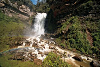 Cascada de Sueva, en la región del Guavio, departamento de Cundinamarca; tiene un gran caudal y una caída de 50 metros, aproximadamente.