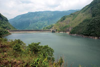 La presa del Guavio en Cundinamarca, con sus 240 m, es la más alta del país y una de las de mayor caída del mundo. Es la segunda en capacidad de generación de enrergía en Colombia.