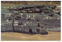 En las piedras sumergidas bajo el agua de los ríos Duda y Guayabero, se encuentran diversas figuras talladas en la roca, aparentemente por grupos diferentes de aquellos que realizaron las pictografías.