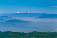 La neblina marca el altiplano de Tunja a Sogamoso. Al fondo los picos de la Sierra Nevada del Cocuy, que estn perdiendo aceleradamente su masa glaciar.