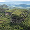 <strong>En medio de las vastas planicies amazónicas surgen algunas elevaciones del Escudo Guayanés, la formación rocosa más antigua del planeta. Tepuyes de la Serranía de Chiribiquete; algunas de sus mesetas que sobrepasan los 1.000 m dan testimomio de los procesos erosivos a que han sido sometidos durante millones de años.</strong>Fotografía: Angélica Montes Arango