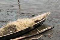 Canoa con aparejos de pesca.