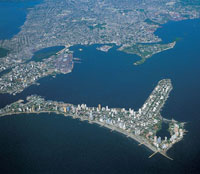 La mayoría de asentamientos humanos están ubicados cerca de las costas y en especial de los golfos y las bahías. Bahía de Cartagena.
