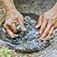<strong>El barequeo era el método tradicional para la extracción de oro en las riberas de los ríos.</strong>Fotografía: Thinkstock