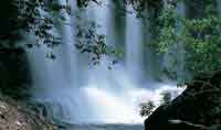 Cascada sobre sustrato de rocas granticas