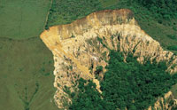 La inestabilidad del sustrato geolgico en el piedemonte est relacionada con factores naturales y con los cambios ocasionados por la deforestacin