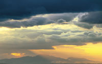 Nubes cargadas de humedad en la zona tropical, el lugar ms lluvioso de la Tierra y el ms clido, por la mayor cantidad de energa solar que recibe.
