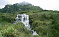 En el pramo son abundantes las lagunas y fuentes de agua, como la cascada que se origina en la Laguna de Medio de Chingaza.