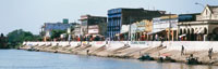 En la actualidad circulan por el Canal del Dique, embarcaciones que transportan principalmente petrleo y carbn y unen la poblacin de Calamar con Cartagena.