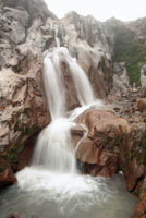 El caudal de todas las corrientes de agua que existen en Colombia, supera los 65.000 metros cúbicos por segundo. Cascada que proviene del deshielo del Volcán Nevado del Ruiz.