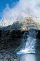 La laguna de La Plaza, en la Sierra Nevada del Cocuy, se desborda formando una espectacular cascada.
