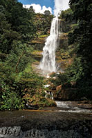 La Cascada Juan Curí, en Santander, con sus 75 metros de altura, se ha convertido en importante destino turístico por su belleza y porque allí se practican deportes extremos como el torrentismo.