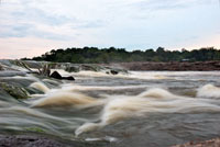 Raudales —Cachiveras como se les llama localmente— de Aracapurí en el río Vaupés, que son aprovechados por los nativos para la pesca.