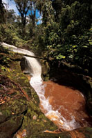 Una de las muchas caídas de agua que vierten sus aguas al río Suaza, departamento del Huila.