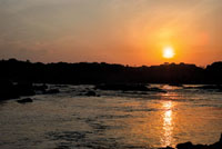 Atardecer en el raudal Payara en el río Inírida, Guaviare.
