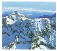 Muchos de los picos de los Andes Colombianos y de la Sierra Nevada de Santa Marta, sobrepasan los 5000 msnm y por lo tanto estn cubiertos de nieves perpetuas.