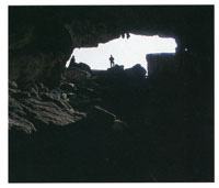 Infinidad de grietas, cuevas y cavernas, permitieron al aborígen protegerse de la inclemencias del tiempo y de los peligros de la selva.