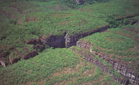 En Chiribiquete, al erosionarse la corteza terrestre, se ha ido formando un relieve abrupto y de especial belleza. A medida que los ros van excavando los valles intermedios, la mesetas se hacen ms escarpadas e inestables.